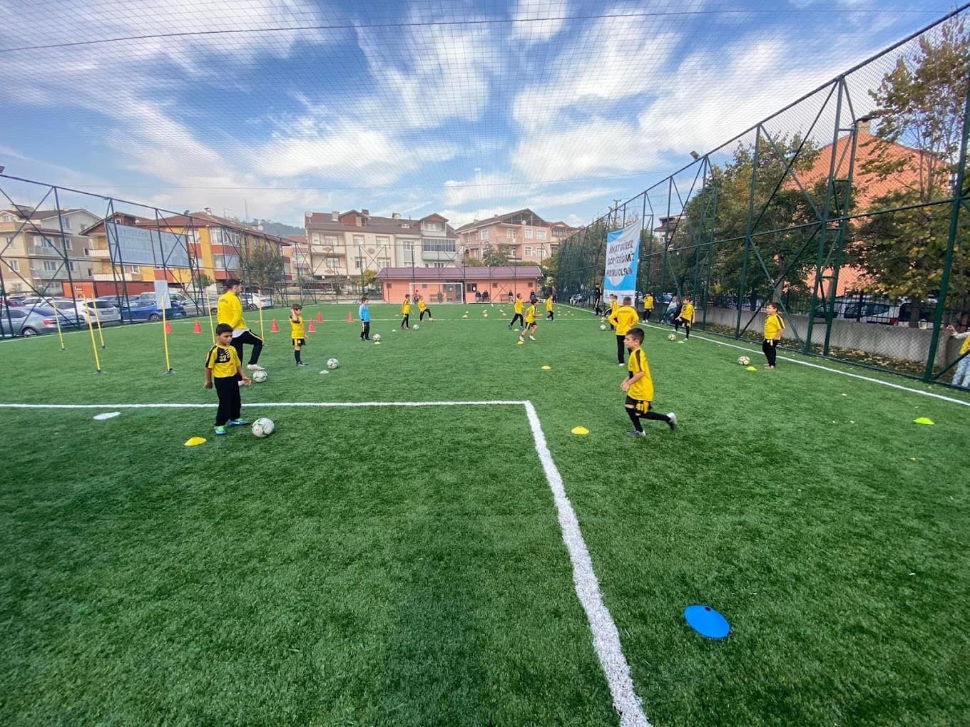İZMİT FUTBOL AKADEMİSİ — ALTYAPI GELECEĞİMİZİN TEMİNATIDIR